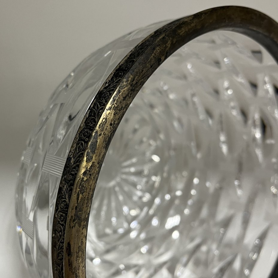 Ваза (конфетница, салатник) с металлическим ободком, украшенным растительным декором