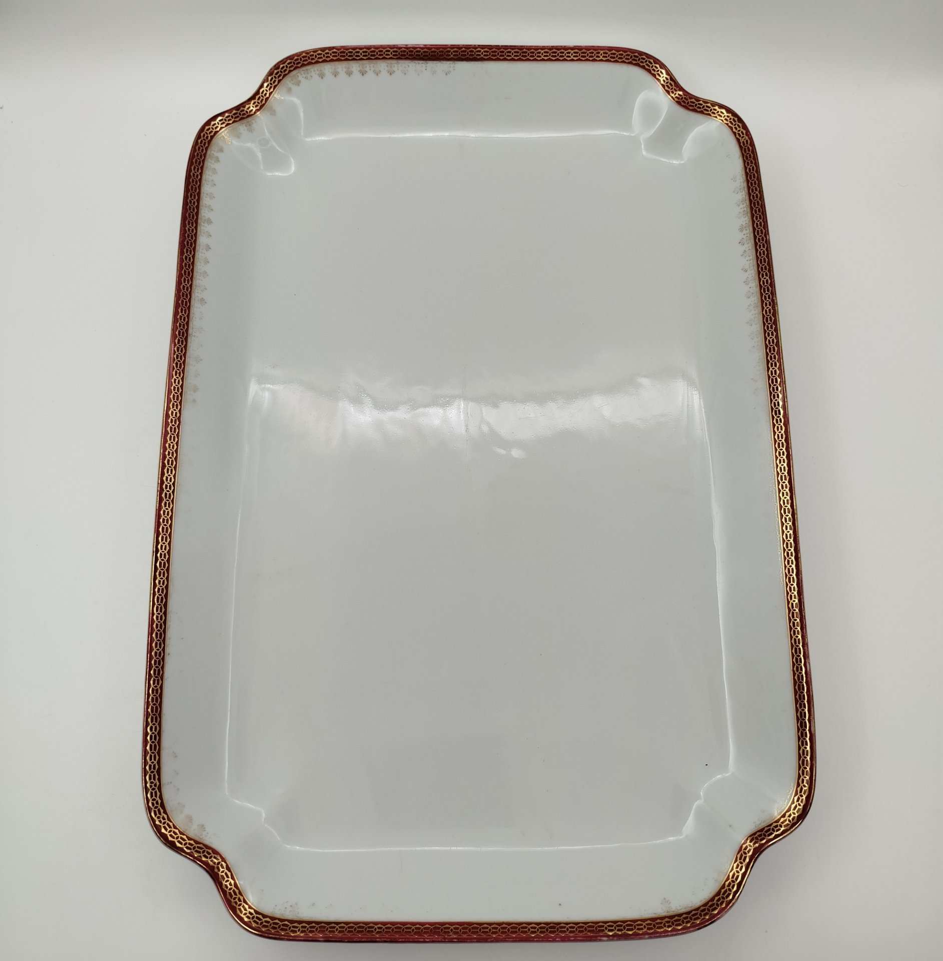 Поднос прямоугольной формы с красно-золотой орнаментальной каймой, фабрика "Zeh, Scherzer & Co", фарфор, обводка, золочение, Германия, 1880-1918 гг.