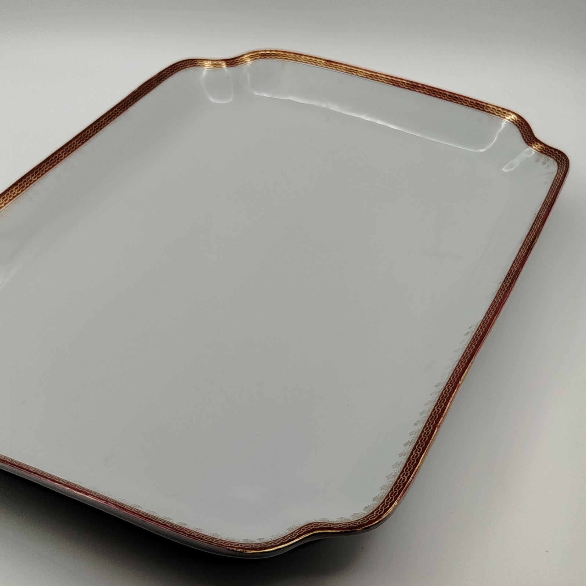 Поднос прямоугольной формы с красно-золотой орнаментальной каймой, фабрика "Zeh, Scherzer & Co", фарфор, обводка, золочение, Германия, 1880-1918 гг.