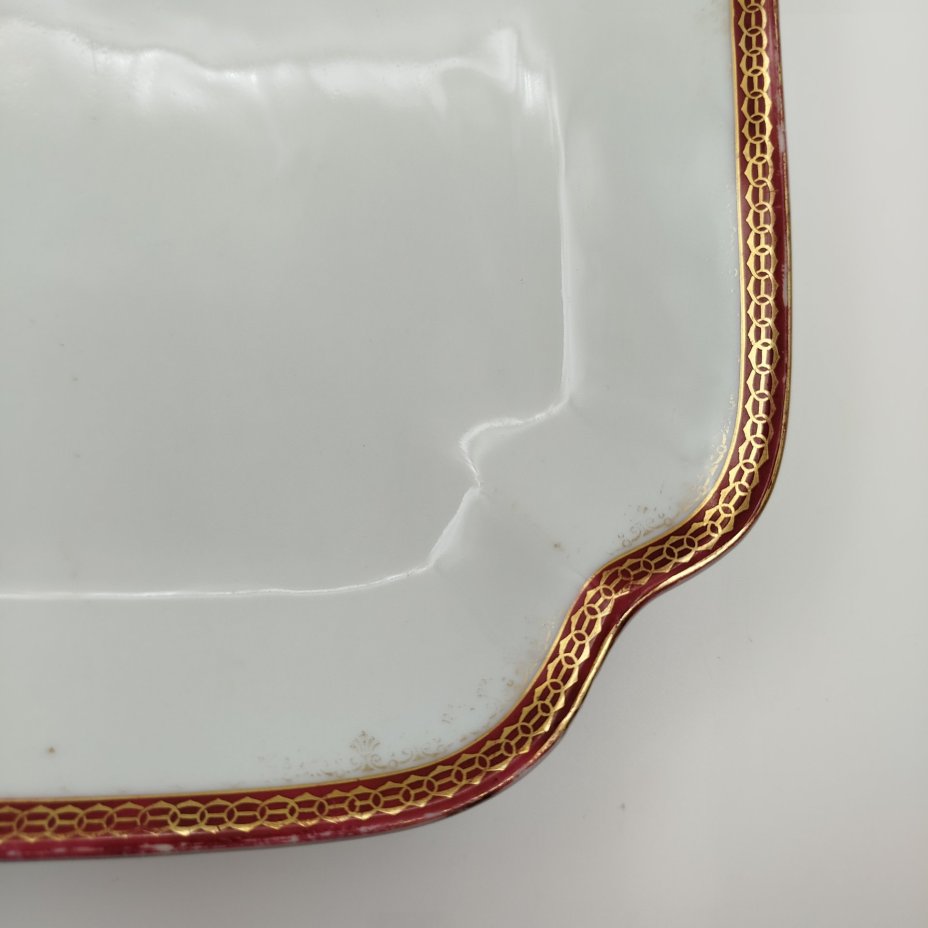 Поднос прямоугольной формы с красно-золотой орнаментальной каймой, фабрика "Zeh, Scherzer & Co"