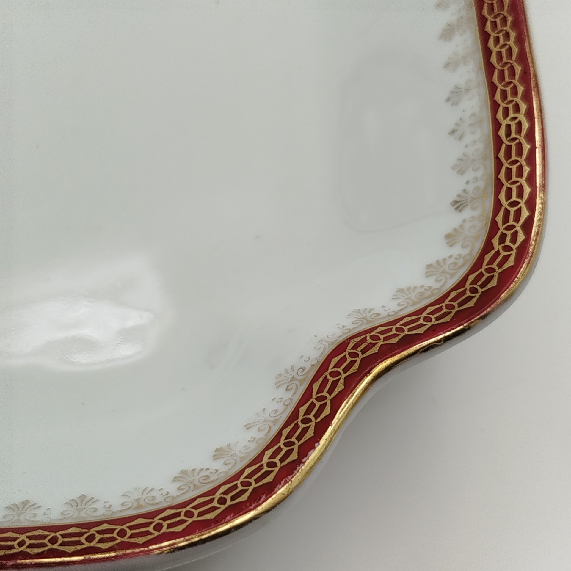 Поднос прямоугольной формы с красно-золотой орнаментальной каймой, фабрика "Zeh, Scherzer & Co", фарфор, обводка, золочение, Германия, 1880-1918 гг.