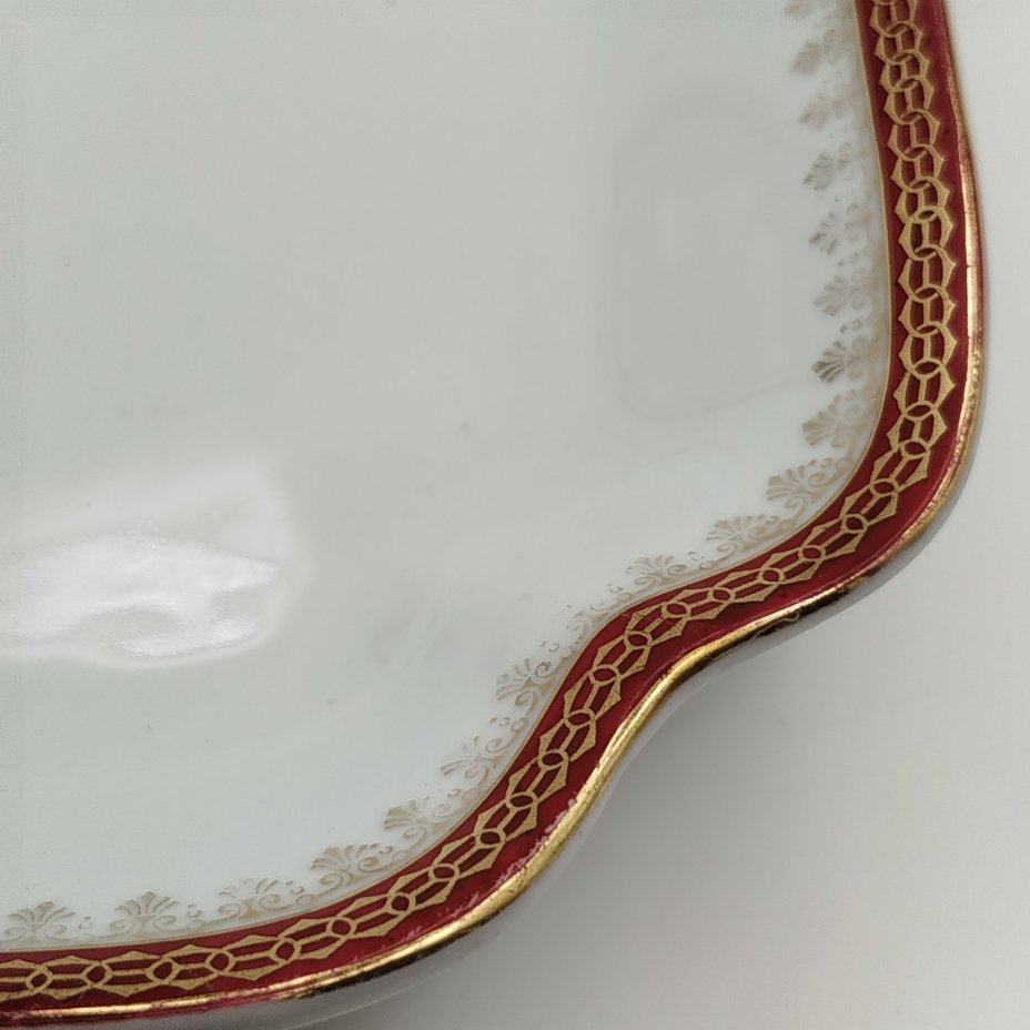 Поднос прямоугольной формы с красно-золотой орнаментальной каймой, фабрика "Zeh, Scherzer & Co"