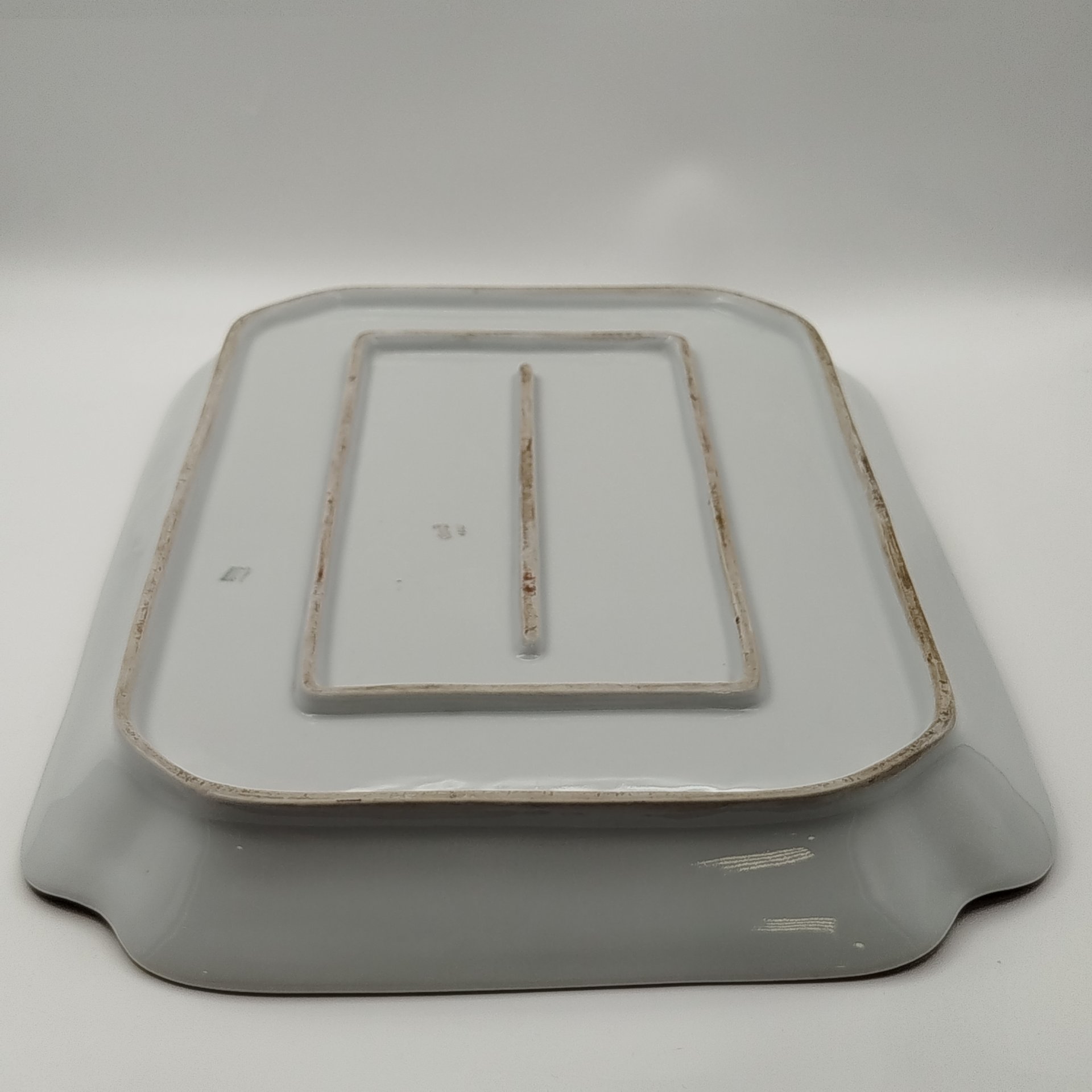 Поднос прямоугольной формы с красно-золотой орнаментальной каймой, фабрика "Zeh, Scherzer & Co", фарфор, обводка, золочение, Германия, 1880-1918 гг.