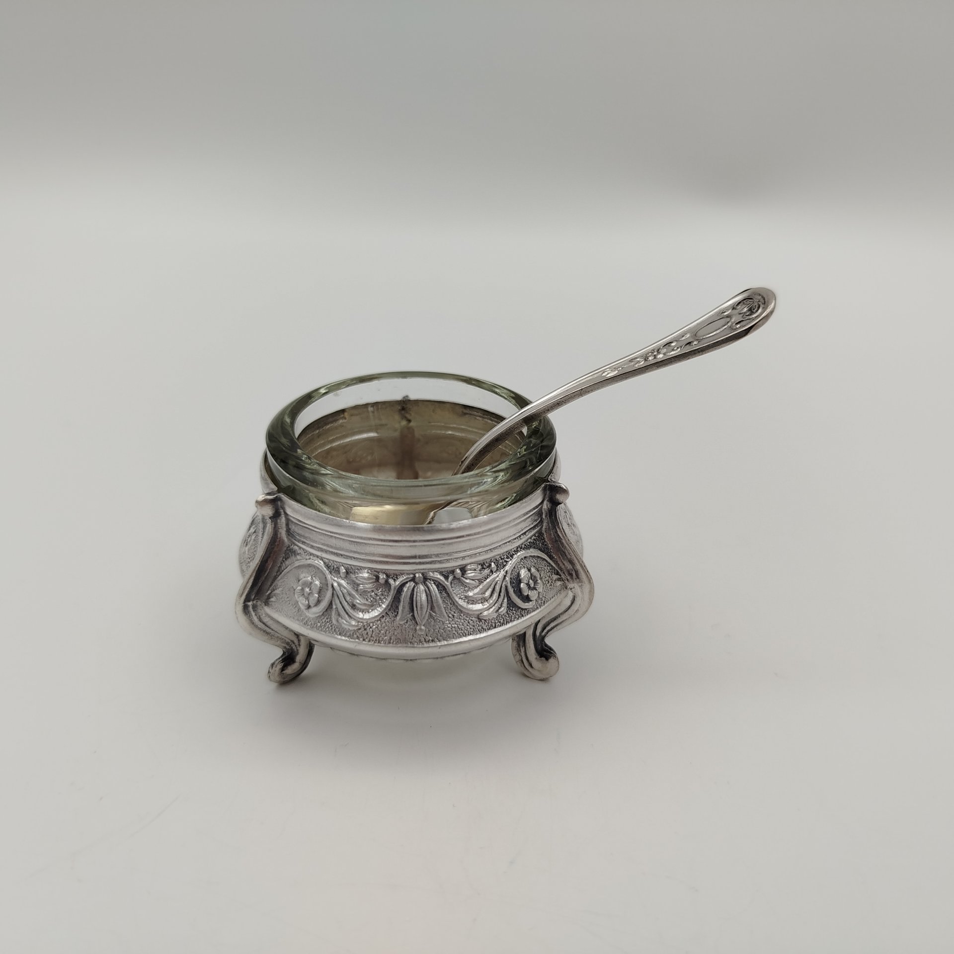 Солонка с ложкой, мНЦ (медь-никель-цинк), стекло (вставка), Мстерский завод художественных изделий «Ювелир», СССР, 1965-1990 гг., Мстерский завод художественных изделий «Ювелир»