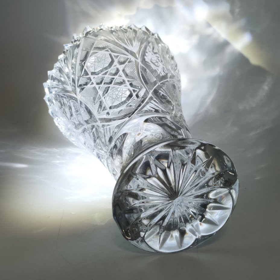 Ваза для цветов с резным декором