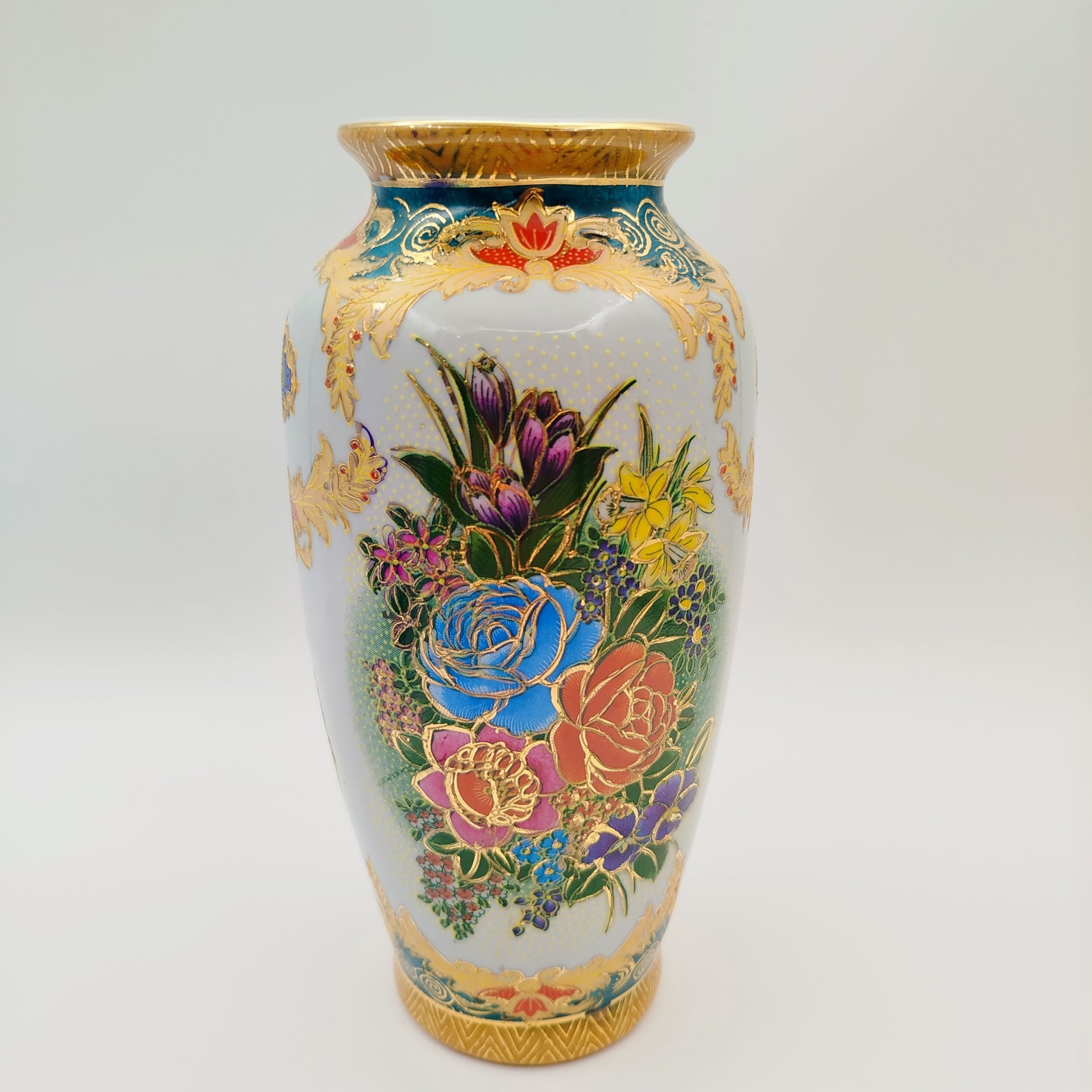 Ваза с цветочной композиций и рельефным декором, фарфор, деколь, Китай, 1970-2000 гг.
