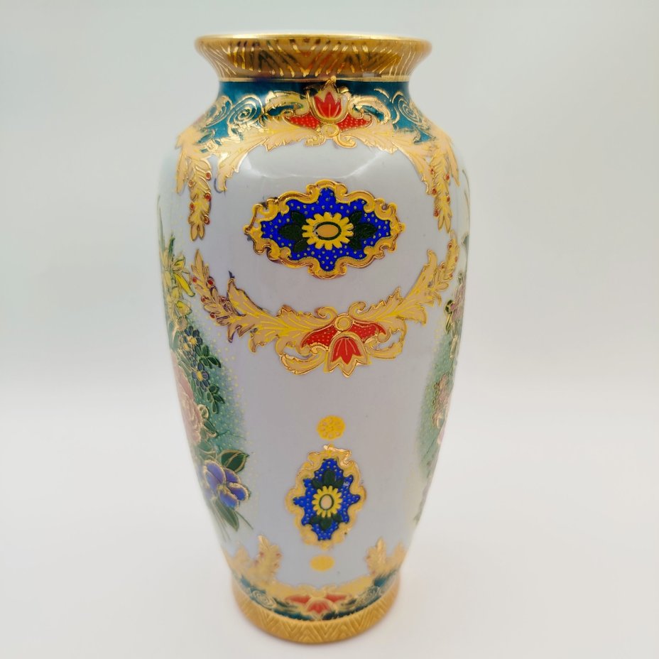 Ваза с цветочной композиций и рельефным декором, фарфор, деколь, Китай, 1970-2000 гг.