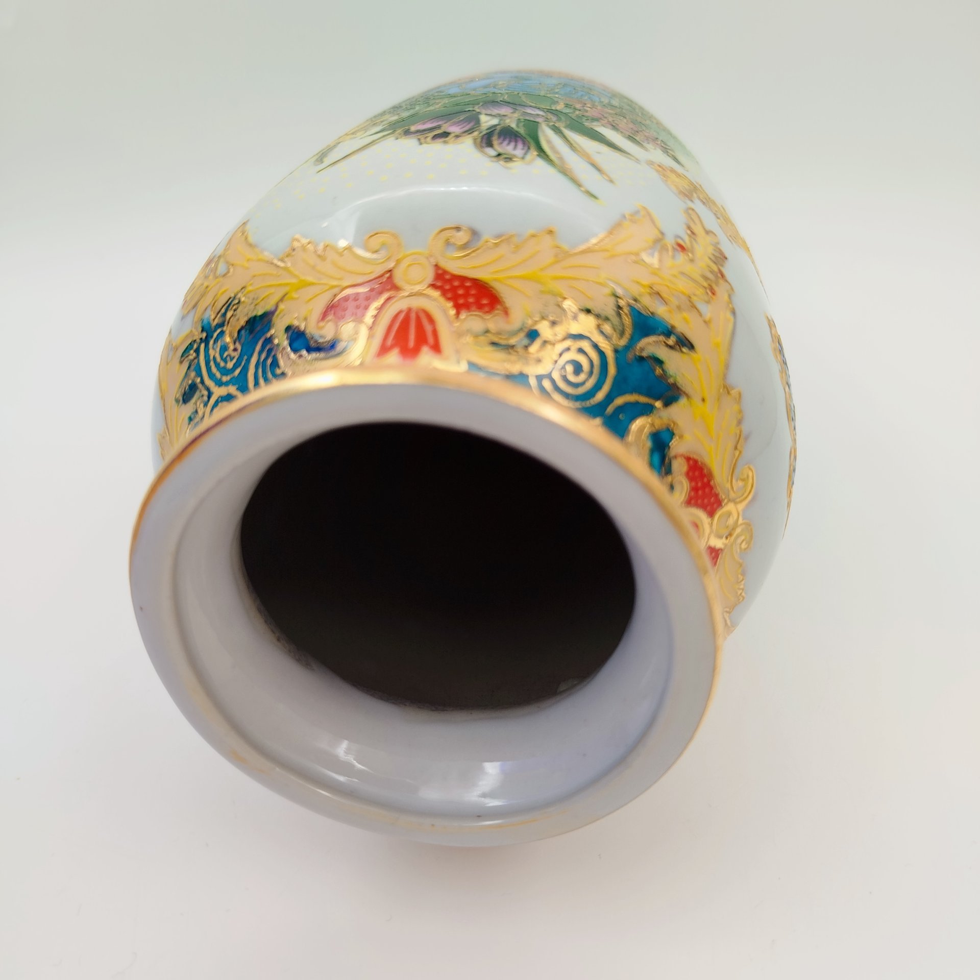 Ваза с цветочной композиций и рельефным декором, фарфор, деколь, Китай, 1970-2000 гг.