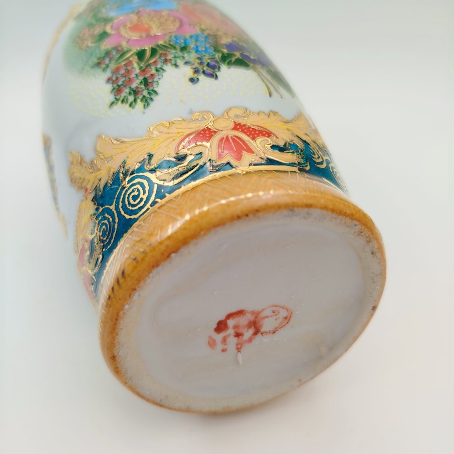 Ваза с цветочной композиций и рельефным декором, фарфор, деколь, Китай, 1970-2000 гг.