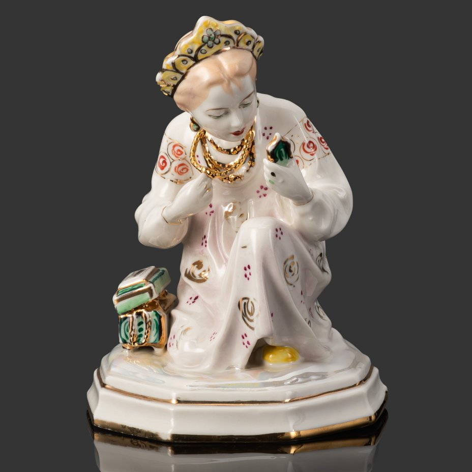 Статуэтка "Малахитовая шкатулка" ("Танюшка и тятино подаренье"), скульптор О.М. Богданова, фарфор, роспись, золочение, люстр, Ленинградский завод фарфоровых изделий (ЛЗФИ), СССР, 1956-1967 гг.
