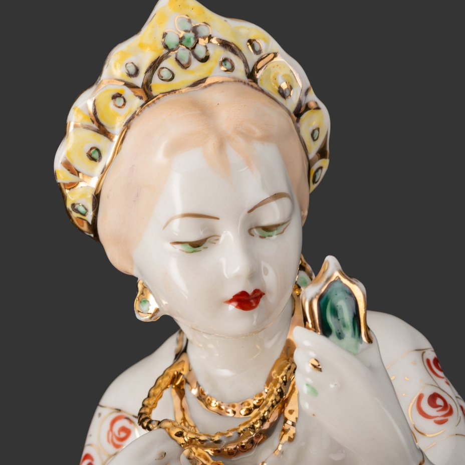 Статуэтка "Малахитовая шкатулка" ("Танюшка и тятино подаренье"), скульптор О.М. Богданова, фарфор, роспись, золочение, люстр, Ленинградский завод фарфоровых изделий (ЛЗФИ), СССР, 1956-1967 гг.