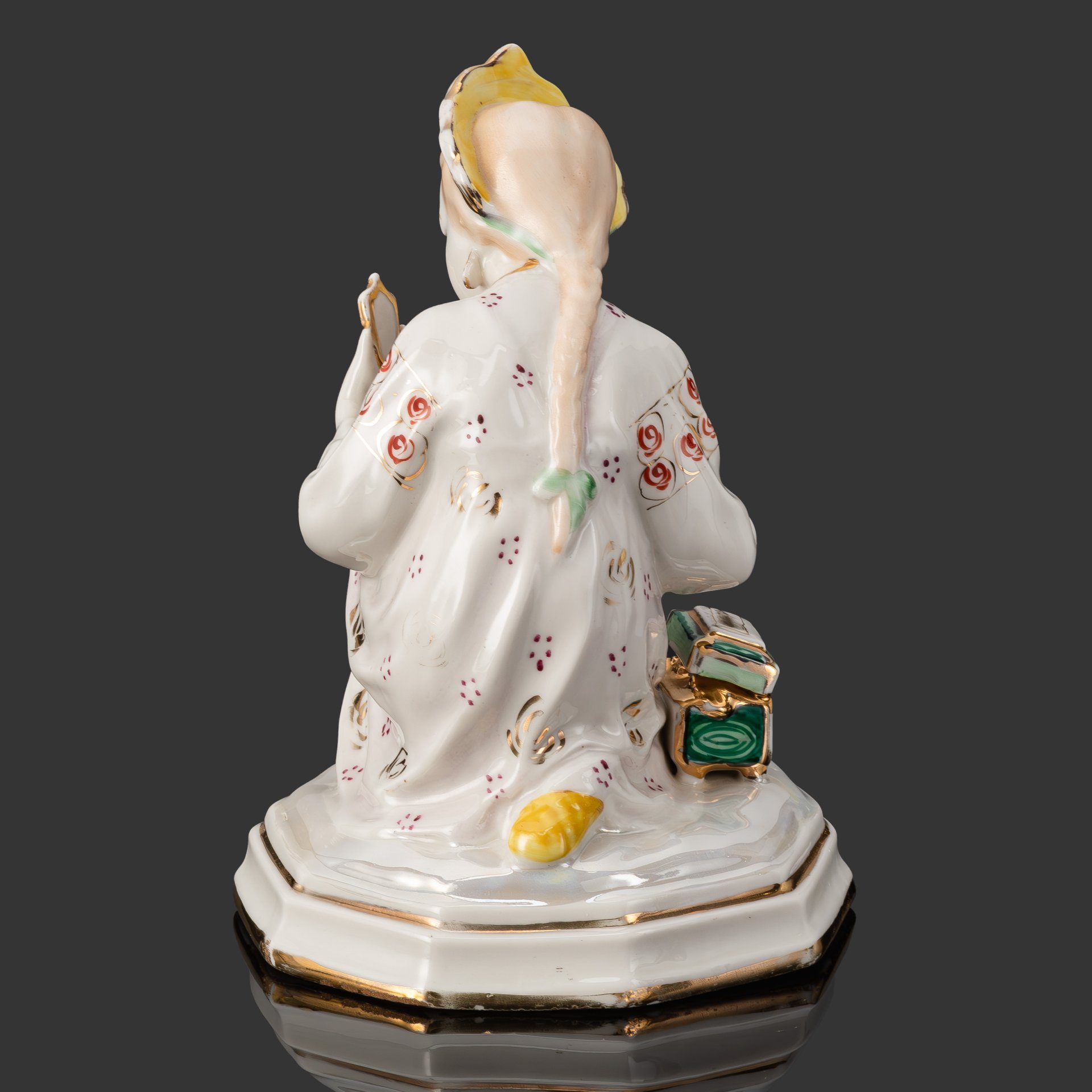 Статуэтка "Малахитовая шкатулка" ("Танюшка и тятино подаренье"), скульптор О.М. Богданова, фарфор, роспись, золочение, люстр, Ленинградский завод фарфоровых изделий (ЛЗФИ), СССР, 1956-1967 гг.