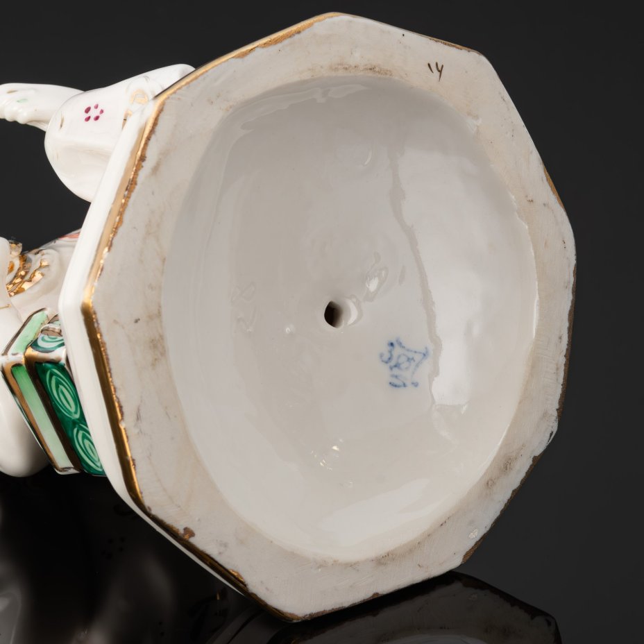 Статуэтка "Малахитовая шкатулка" ("Танюшка и тятино подаренье"), скульптор О.М. Богданова, фарфор, роспись, золочение, люстр, Ленинградский завод фарфоровых изделий (ЛЗФИ), СССР, 1956-1967 гг.