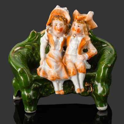 Статуэтка миниатюрная "Галантная сцена" ("Дети"), фарфор, роспись, крытье, золочение, Западная Европа, 1900-1930 гг.