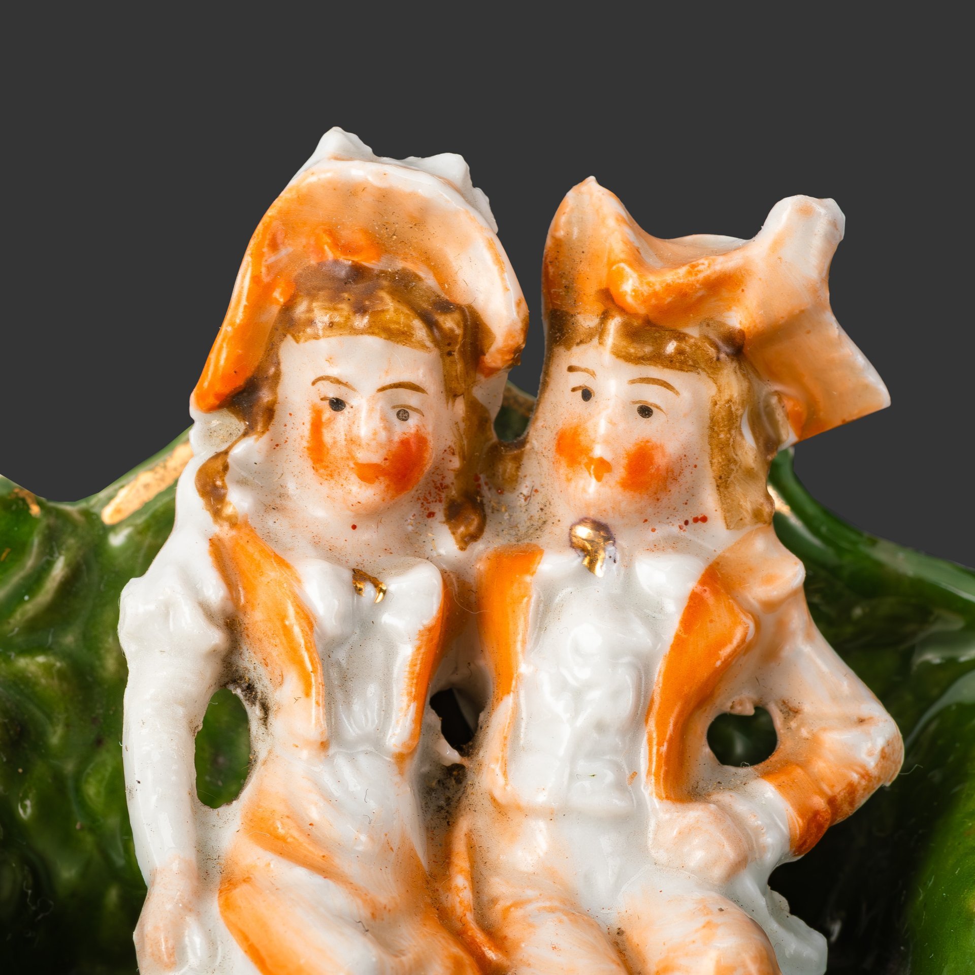 Статуэтка миниатюрная "Галантная сцена" ("Дети"), фарфор, роспись, крытье, золочение, Западная Европа, 1900-1930 гг.