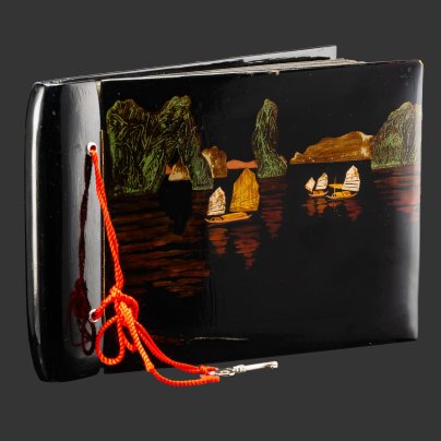 Фотоальбом в восточном стиле, украшенный изображением пейзажа, папье-маше, лак, роспись, Вьетнам, 1950-1970 гг.