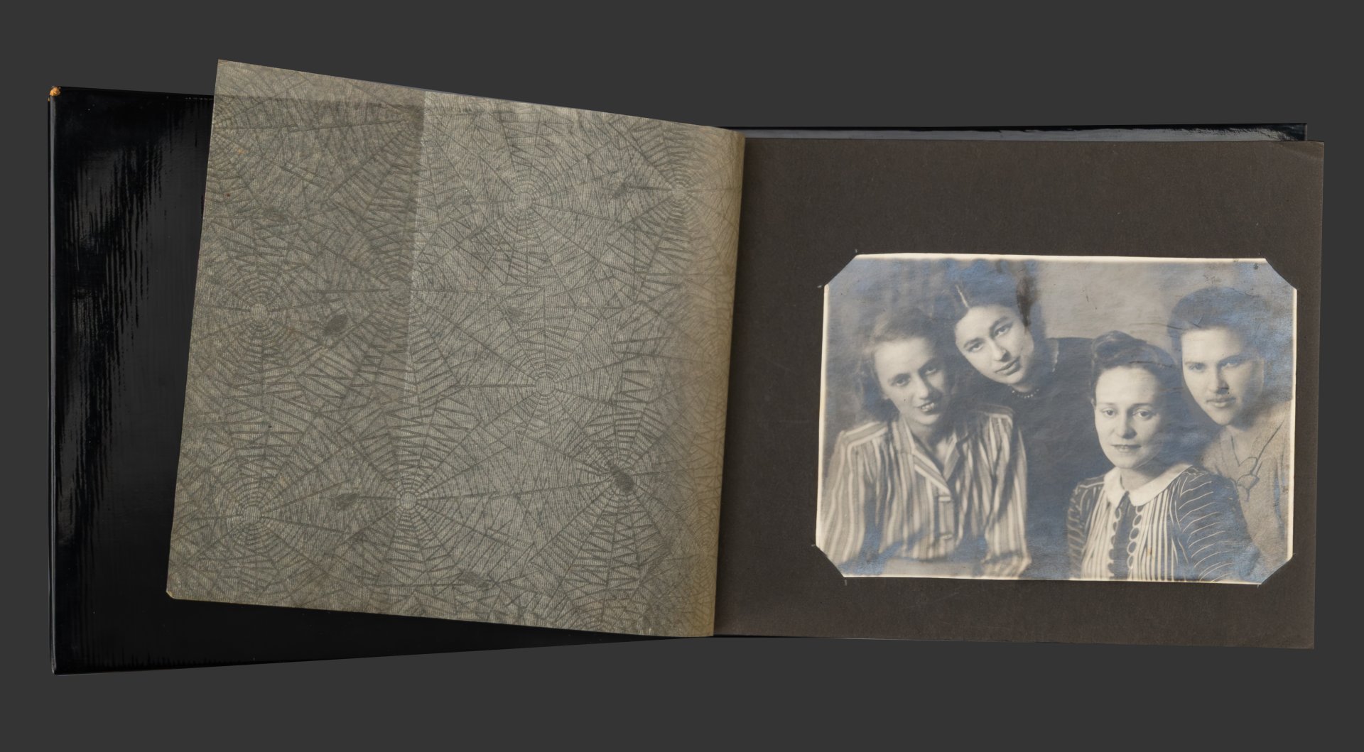 Фотоальбом в восточном стиле, украшенный изображением пейзажа, папье-маше, лак, роспись, Вьетнам, 1950-1970 гг.