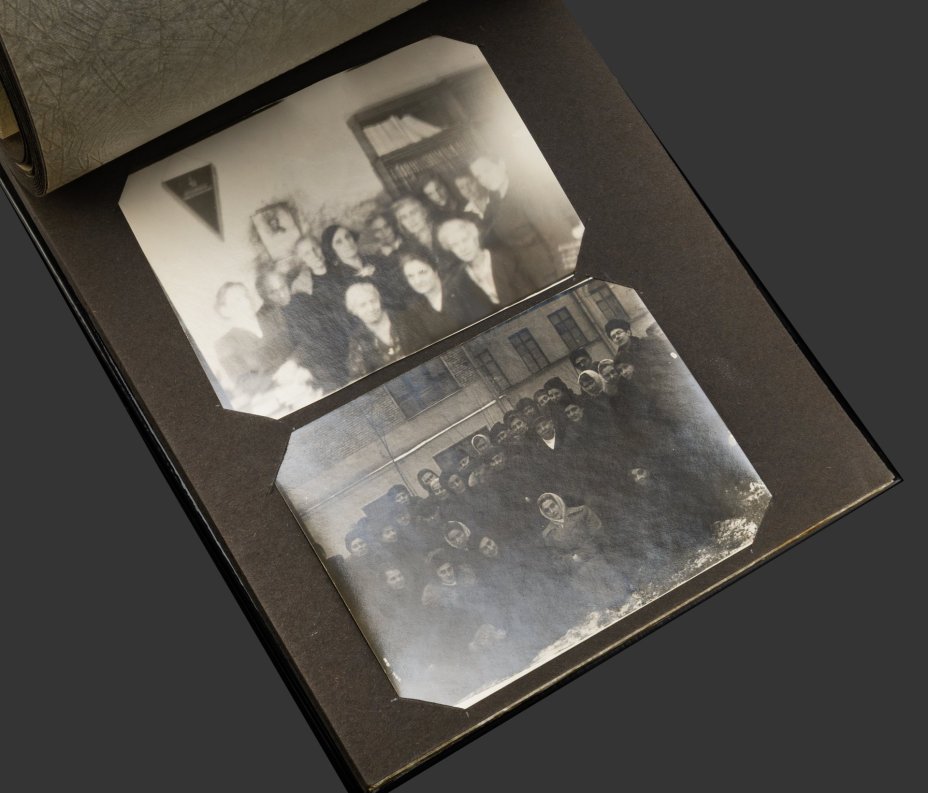 Фотоальбом в восточном стиле, украшенный изображением пейзажа