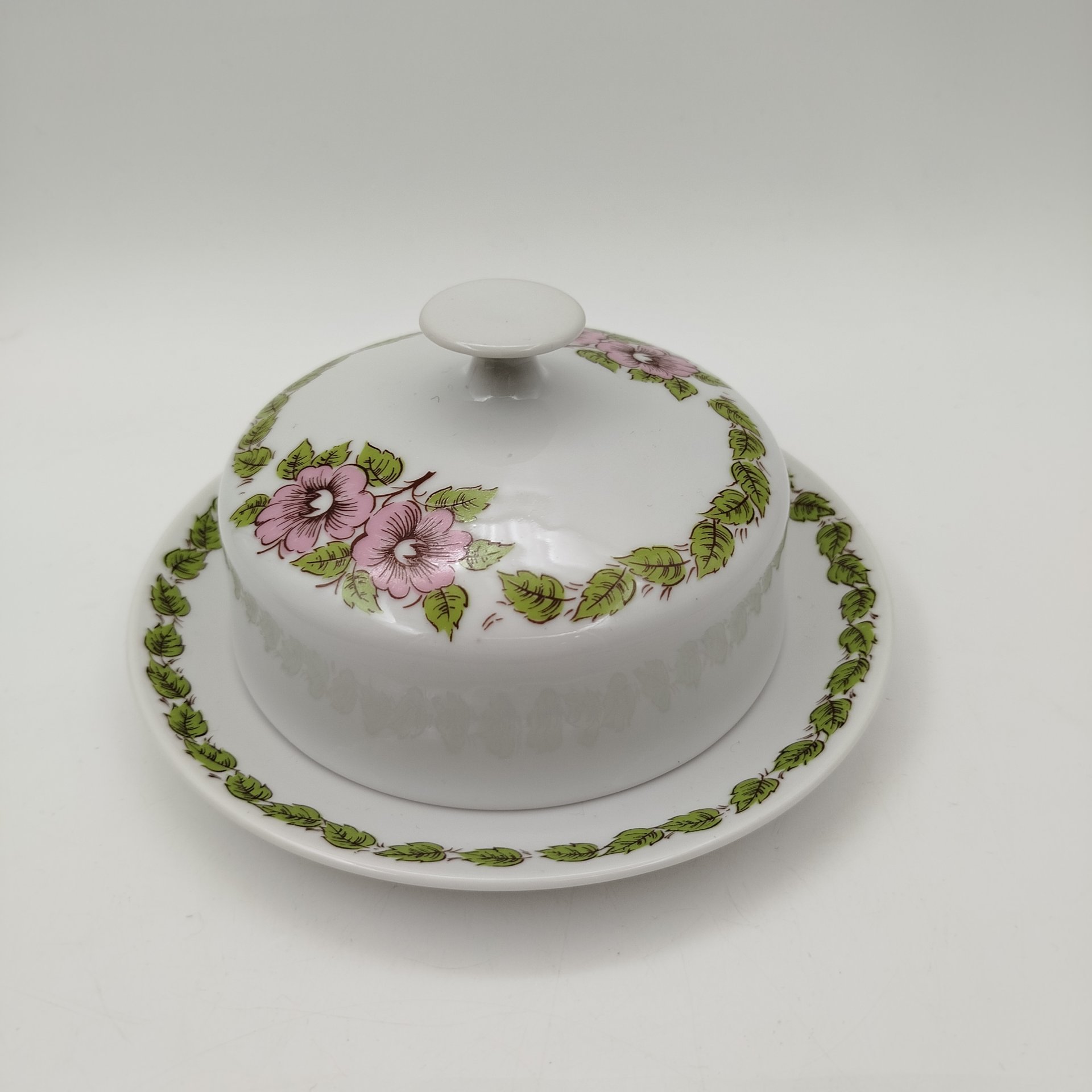 Маслёнка с цветочным декором в розово-зеленой гамме, фарфор, печать, Epiag Royal Czechoslovakia, Чехословакия, 1970-1990 гг.