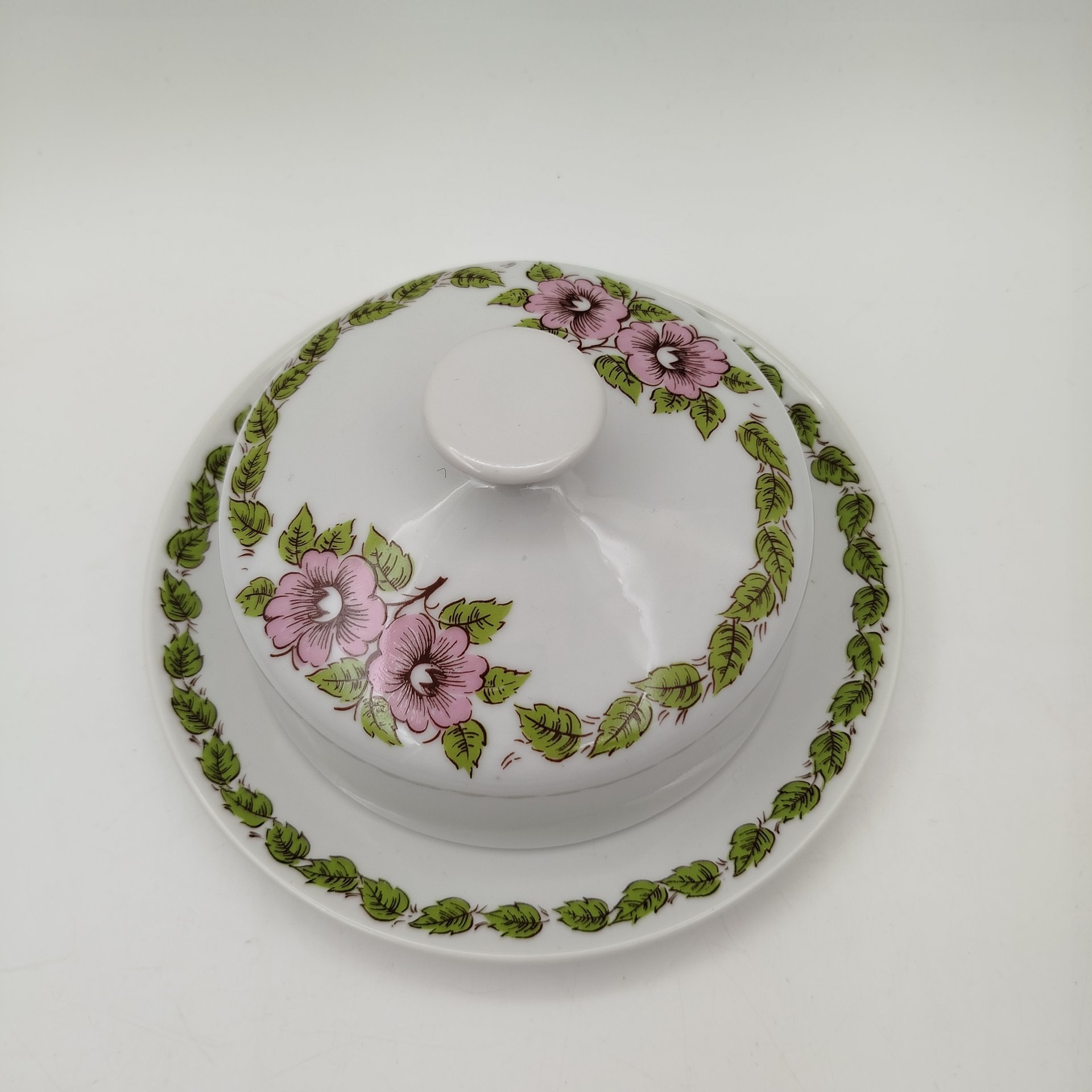 Маслёнка с цветочным декором в розово-зеленой гамме, фарфор, печать, Epiag Royal Czechoslovakia, Чехословакия, 1970-1990 гг.