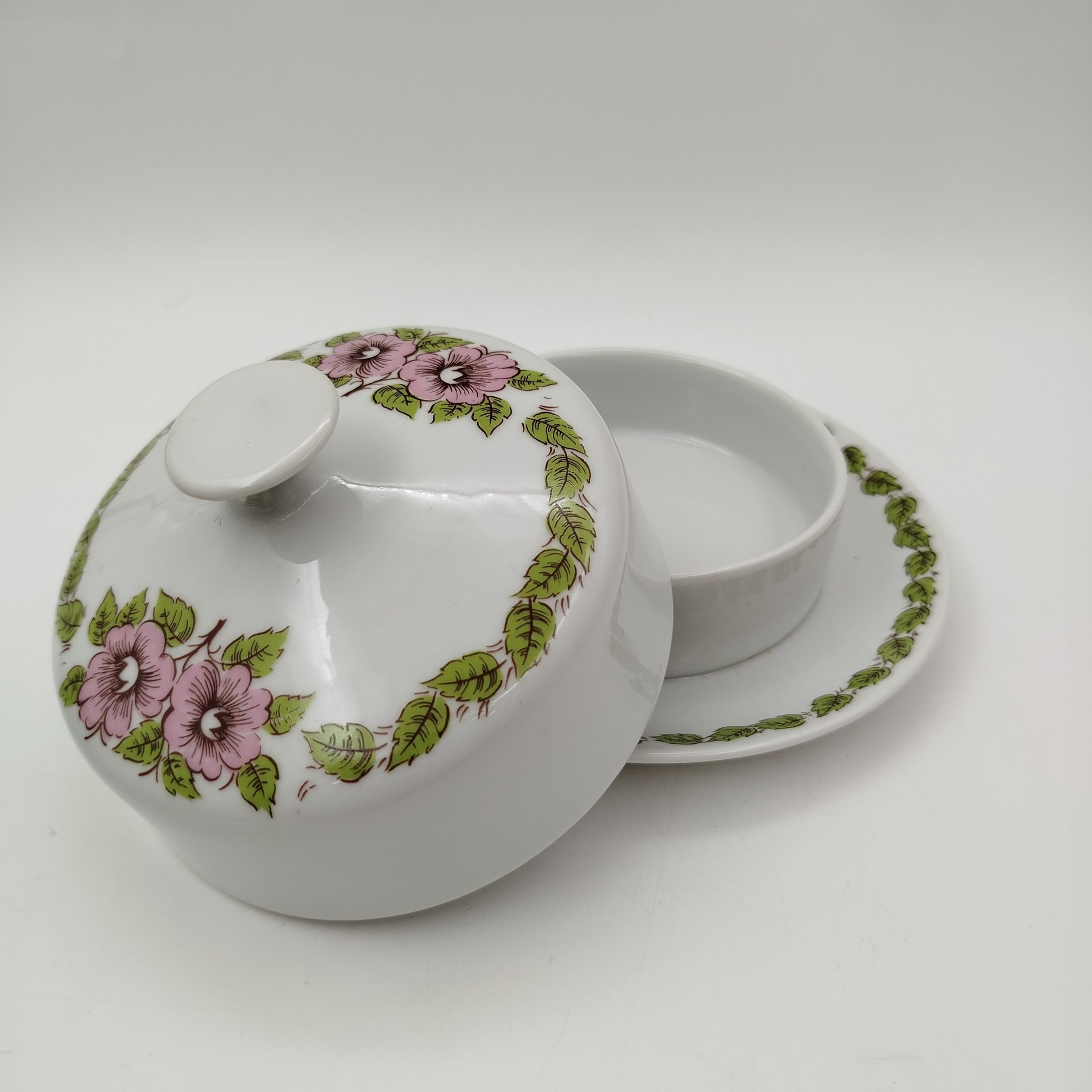 Маслёнка с цветочным декором в розово-зеленой гамме, фарфор, печать, Epiag Royal Czechoslovakia, Чехословакия, 1970-1990 гг.