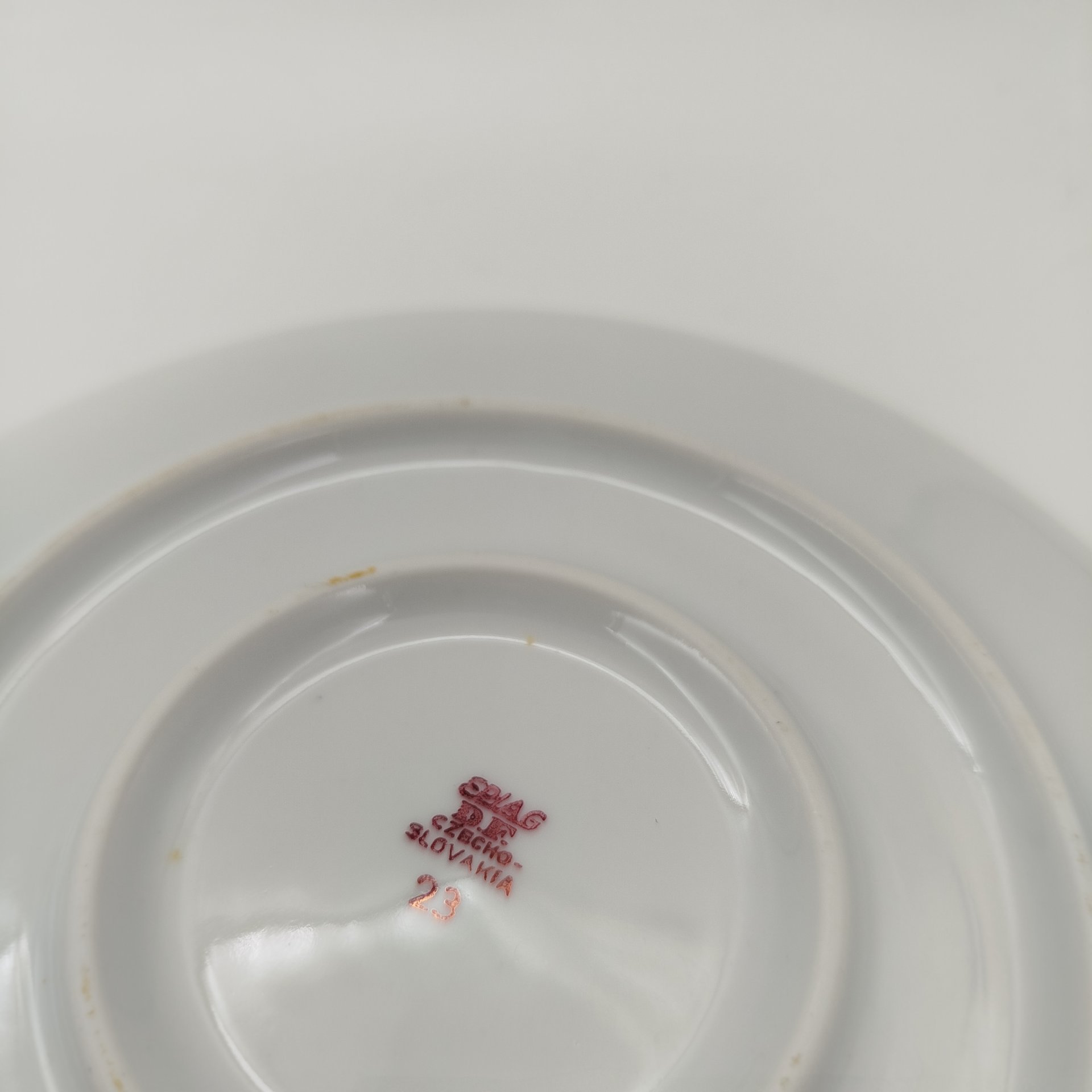 Маслёнка с цветочным декором в розово-зеленой гамме, фарфор, печать, Epiag Royal Czechoslovakia, Чехословакия, 1970-1990 гг.