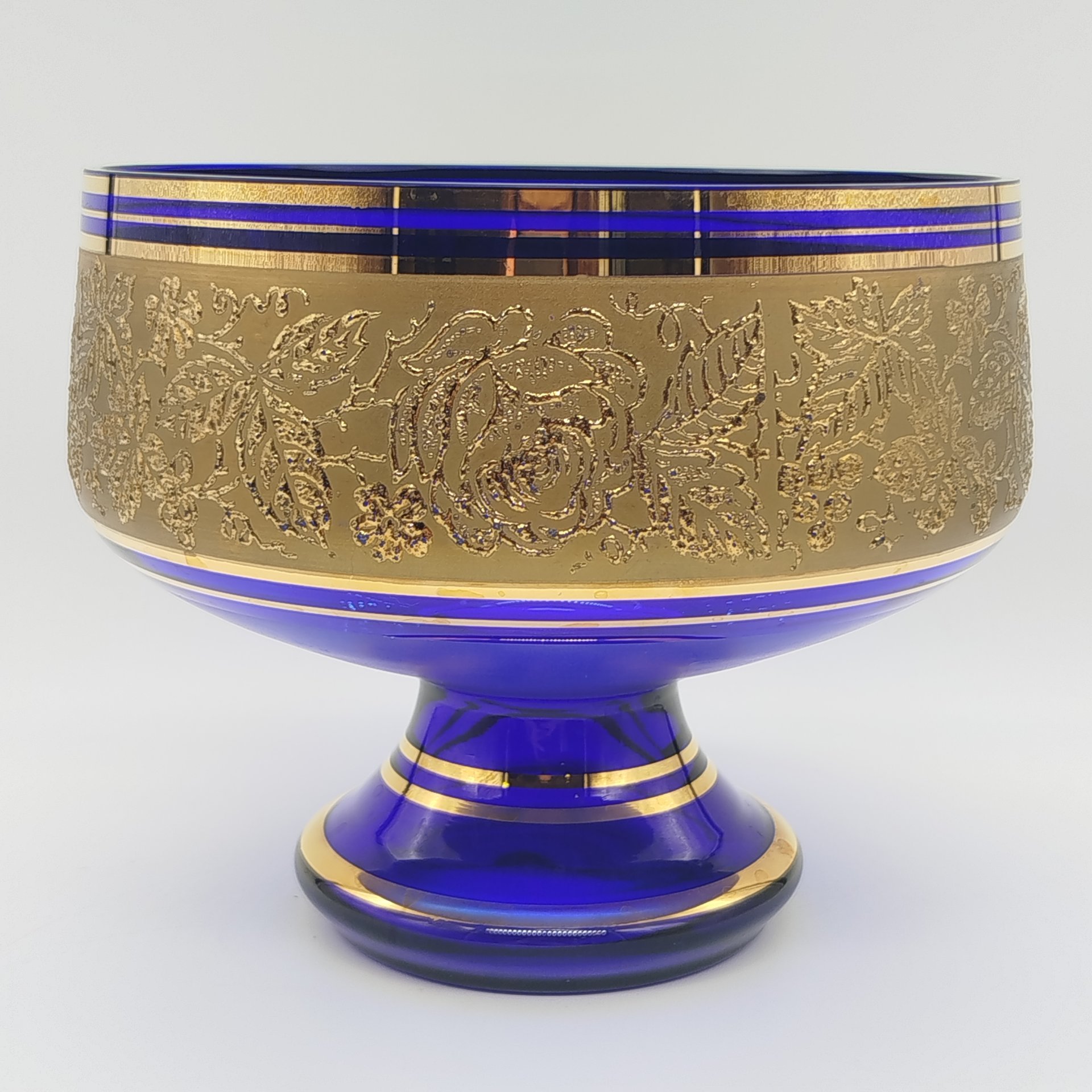 Ваза (фруктовница) кобальтового оттенка, украшенная цветочнным декором, Bohemia Crystal (Bohemia Glass)