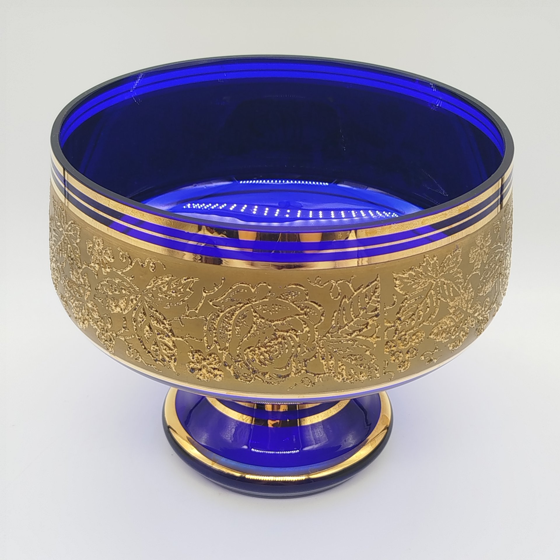 Ваза (фруктовница) кобальтового оттенка, украшенная цветочнным декором, Bohemia Crystal (Bohemia Glass)
