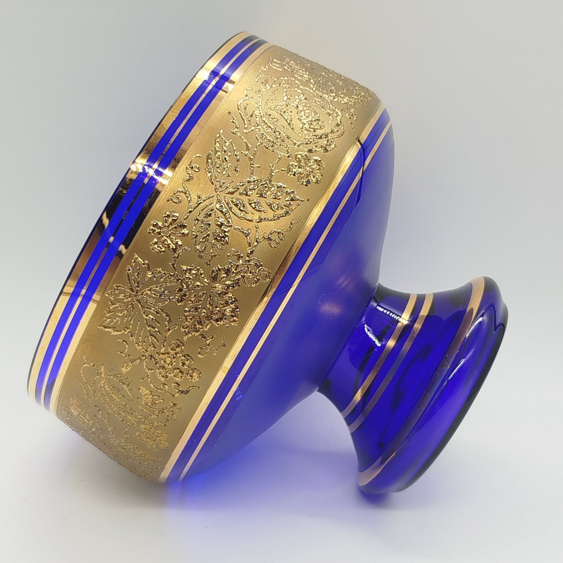 Ваза (фруктовница) кобальтового оттенка, украшенная цветочнным декором, Bohemia Crystal (Bohemia Glass)