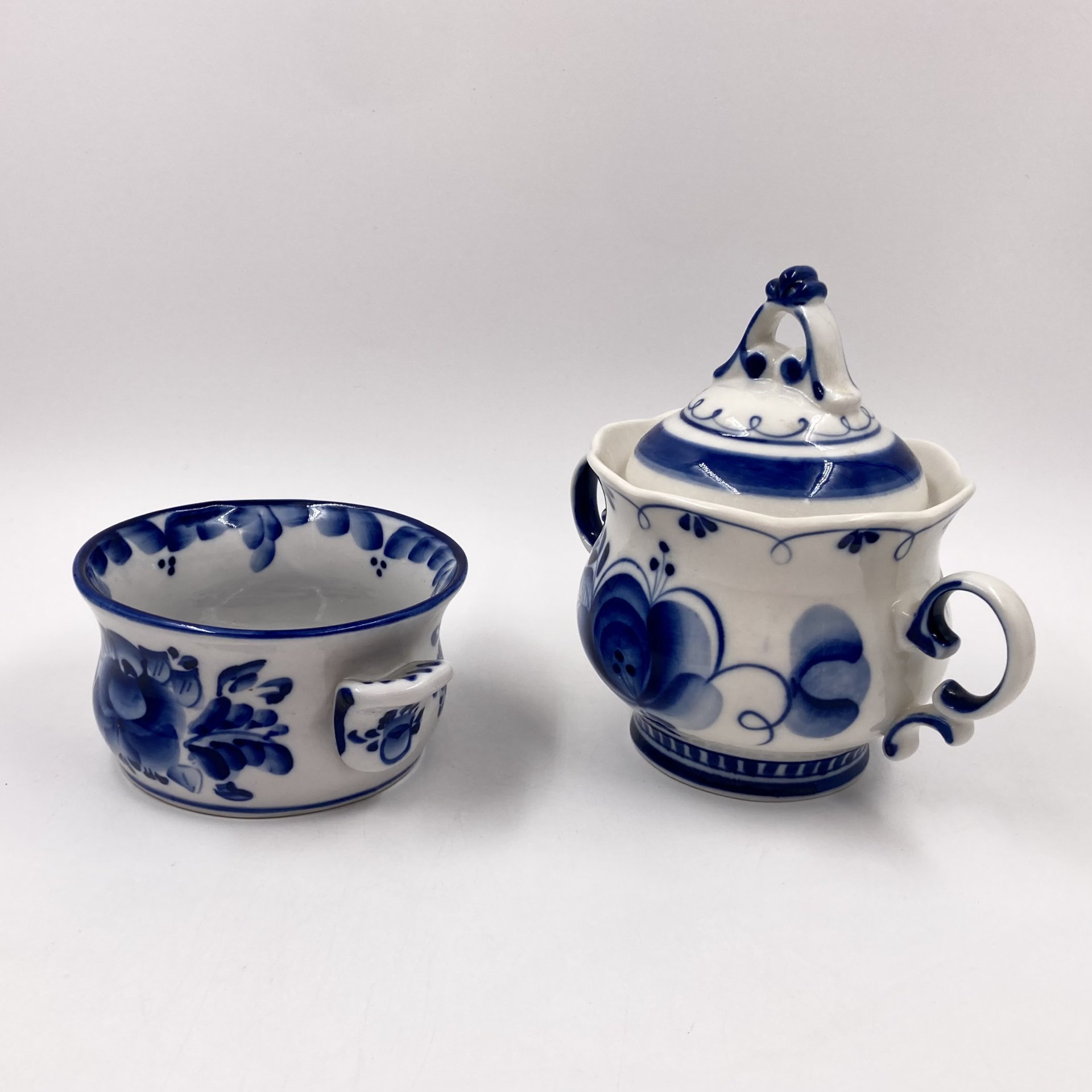 Набор из сахарницы и креманки (конфетницы), фарфор, роспись, Объединение «Гжель», Российская Федерация, 1991-2010 гг., Объединение «Гжель»