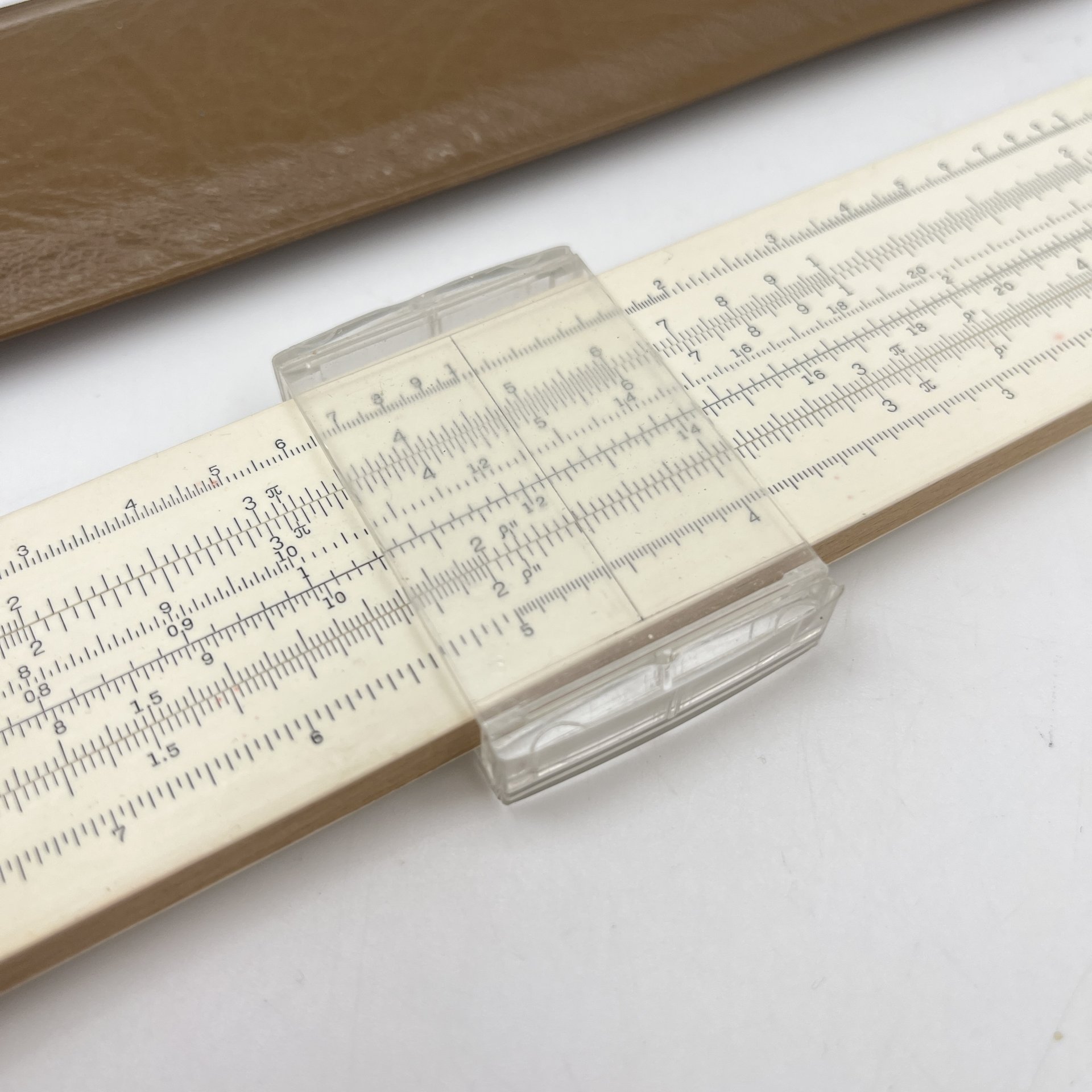 Линейка логарифмическая в кофре