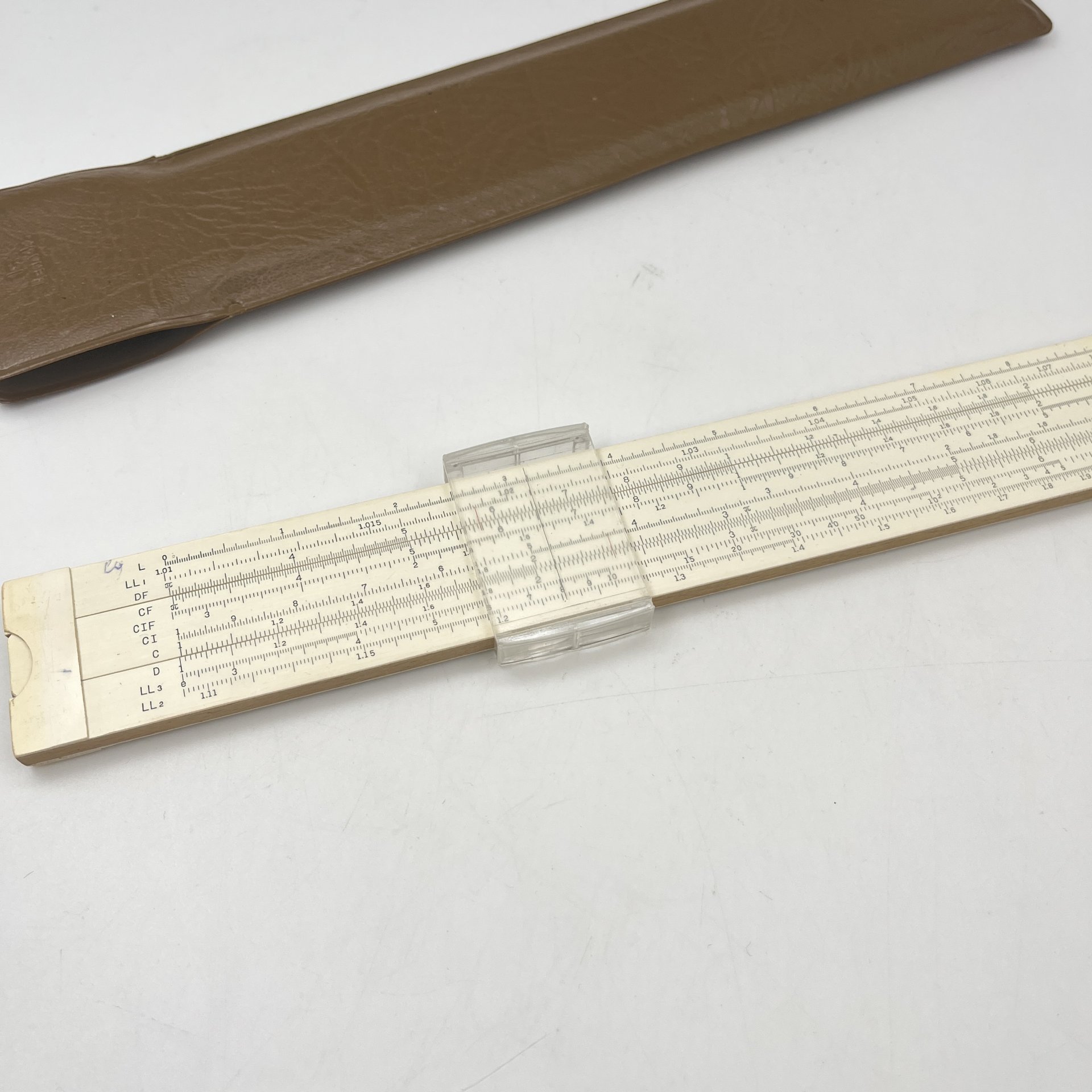 Линейка логарифмическая в кофре