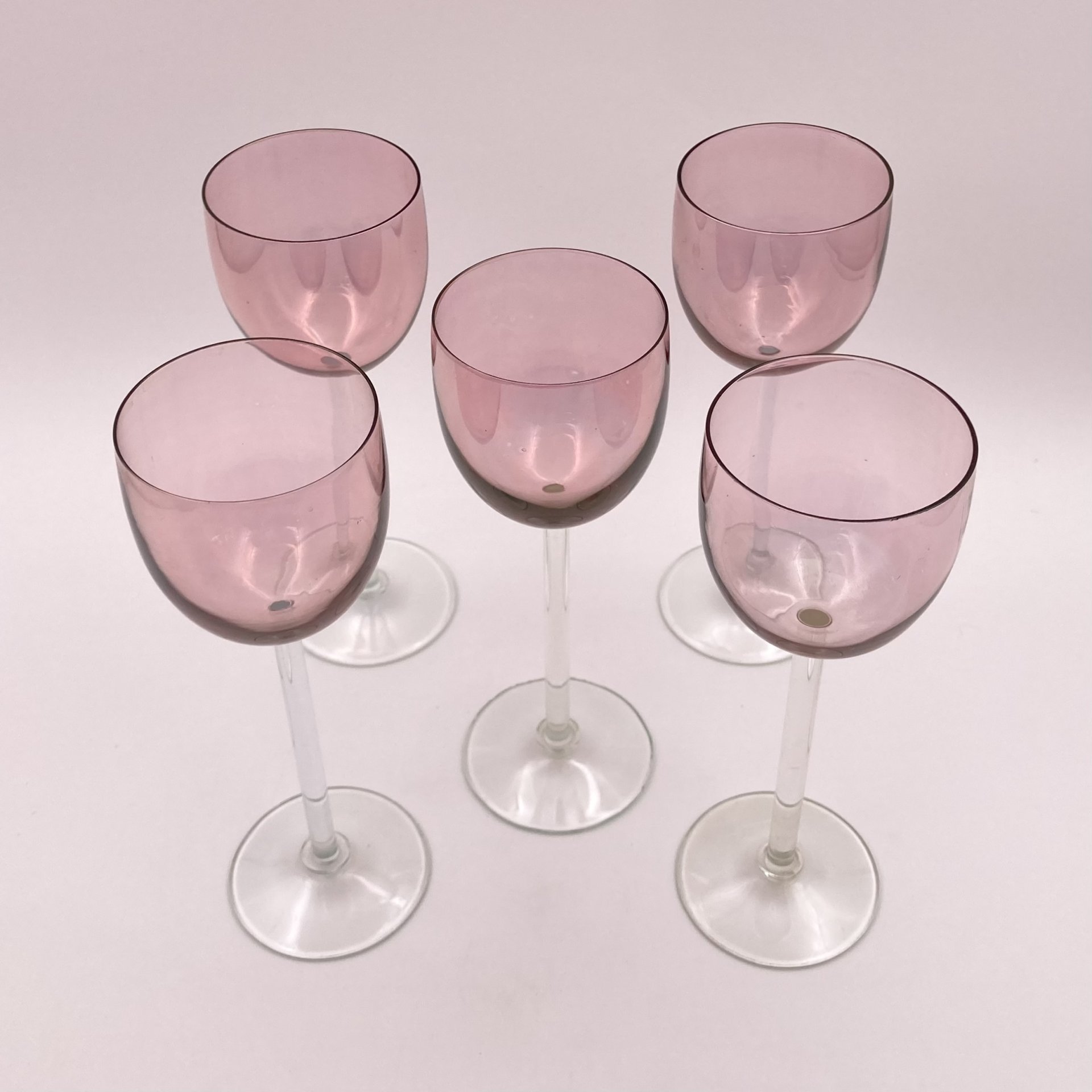 Набор бокалов для десертных вин розового оттенка на 5 персон, стекло, Калининский стекольный завод «Тверис», СССР, 1970-1990 гг.