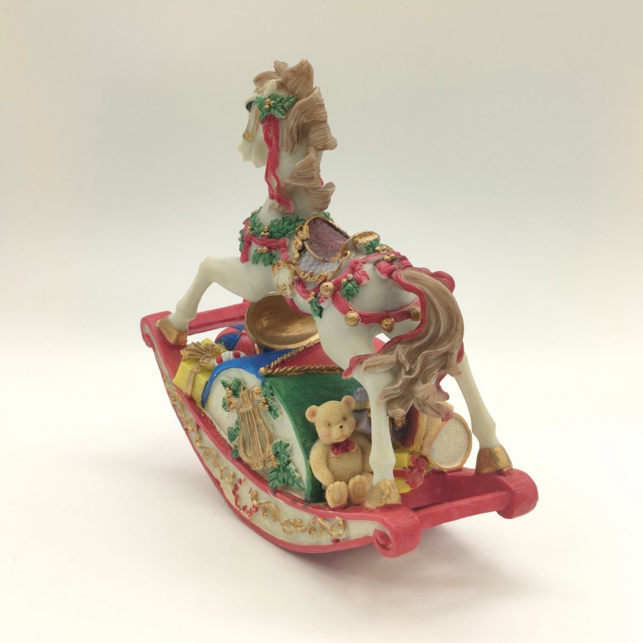 Фигурка музыкальная "Лошадка-качалка", композитный материал, роспись, золочение, Китай, 2000-2015 гг.