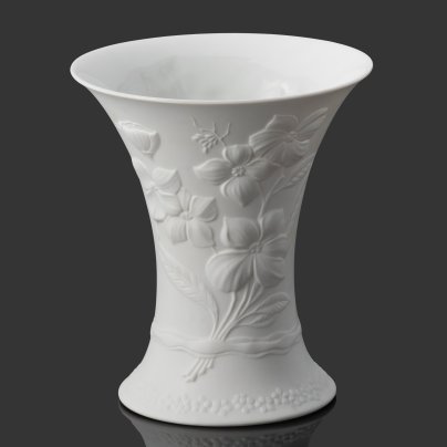 Ваза белого цвета, украшенная рельефным цветочным декором, дизайнер Manfred Frey, фарфор, Alka-Kunst Alboth & Kaiser Bavaria, Германия, 1990-2001 гг.
