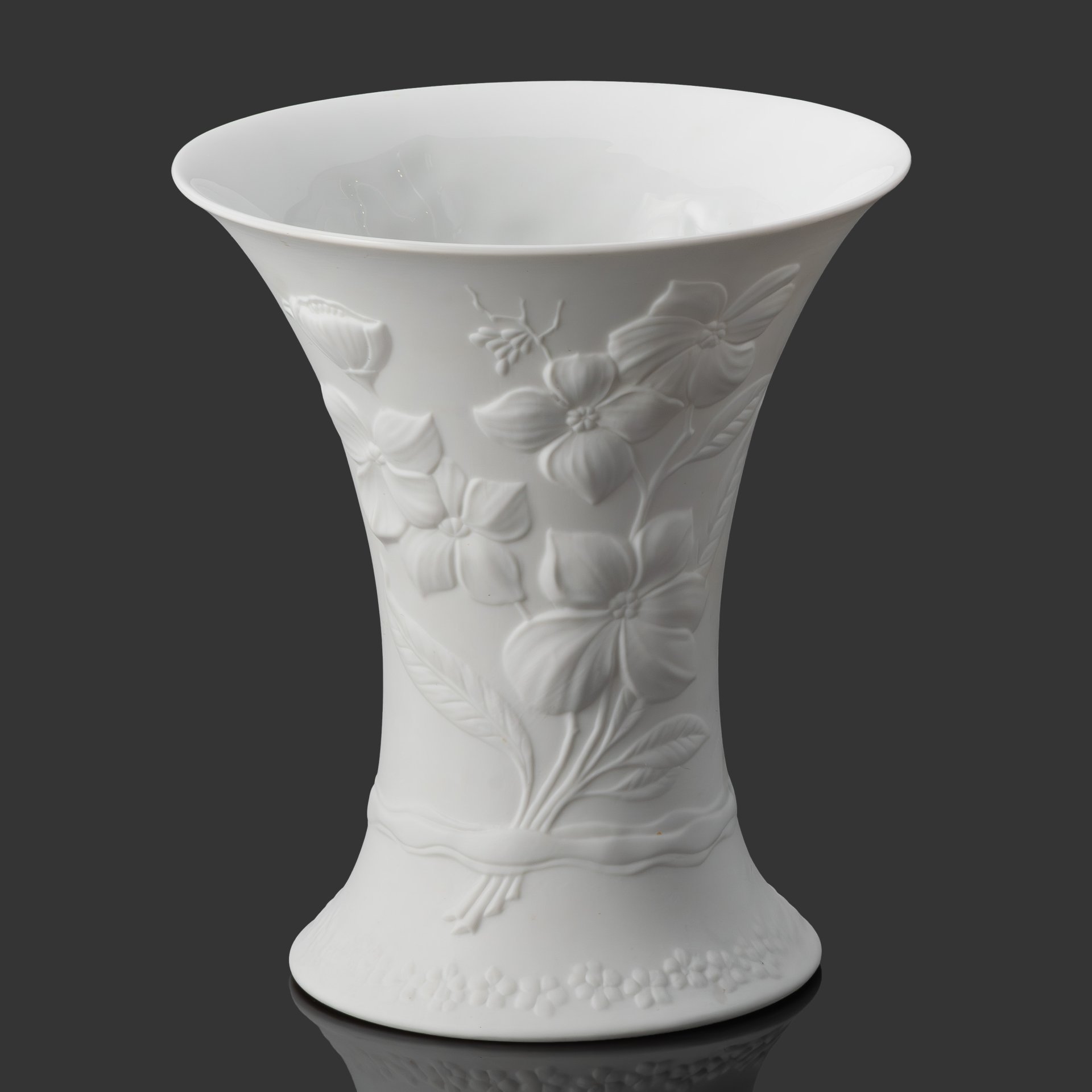 Ваза белого цвета, украшенная рельефным цветочным декором, дизайнер Manfred Frey, фарфор, Alka-Kunst Alboth & Kaiser Bavaria, Германия, 1990-2001 гг.