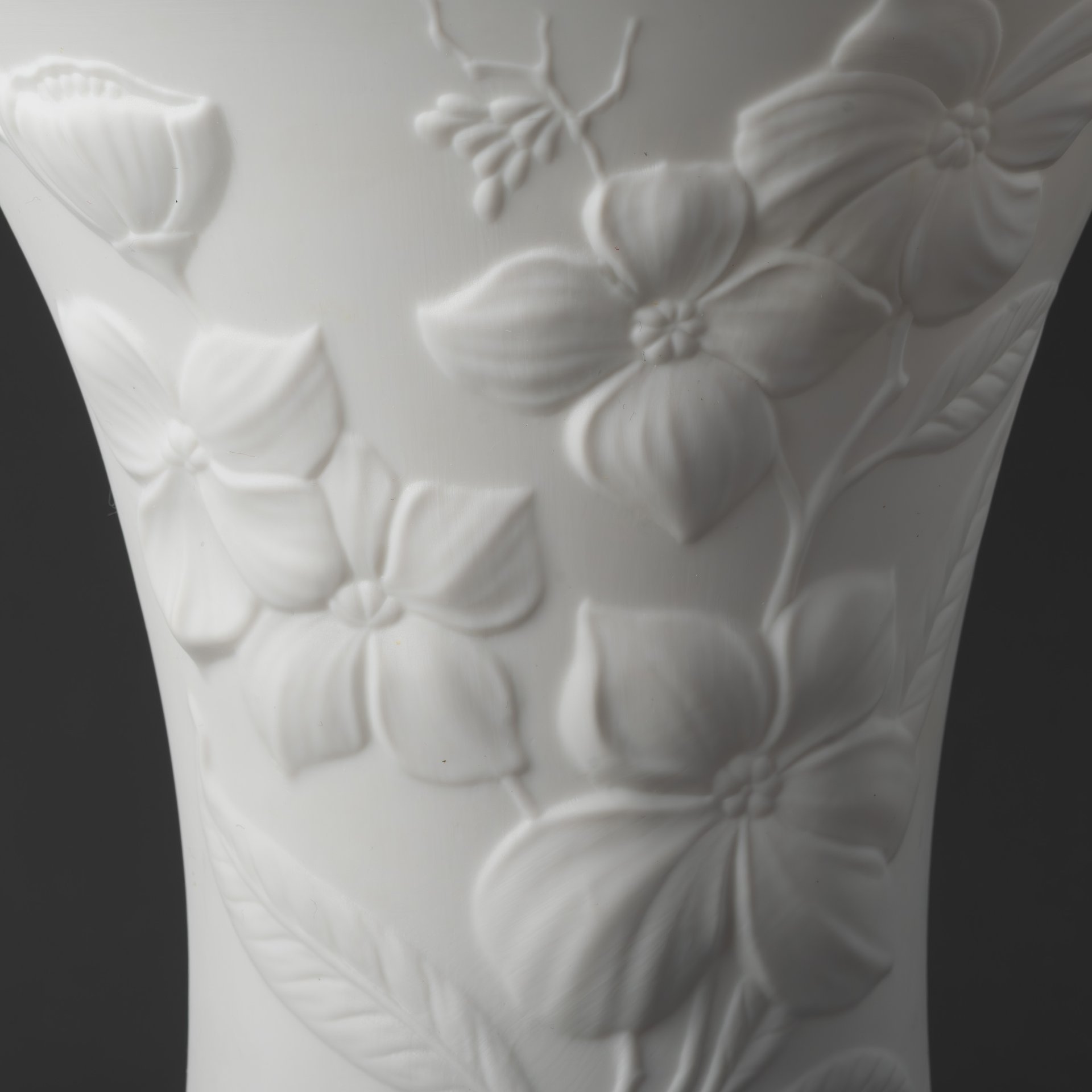 Ваза белого цвета, украшенная рельефным цветочным декором, дизайнер Manfred Frey, фарфор, Alka-Kunst Alboth & Kaiser Bavaria, Германия, 1990-2001 гг.