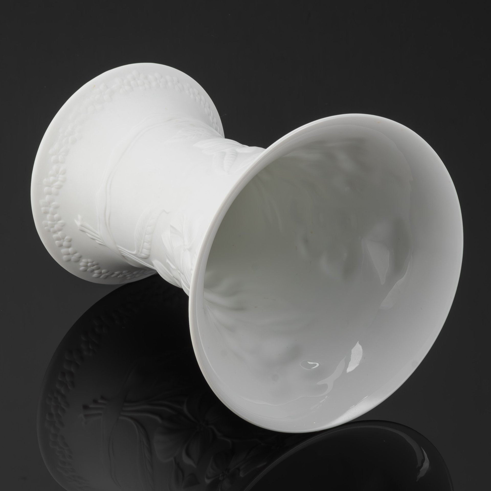 Ваза белого цвета, украшенная рельефным цветочным декором, дизайнер Manfred Frey, фарфор, Alka-Kunst Alboth & Kaiser Bavaria, Германия, 1990-2001 гг.