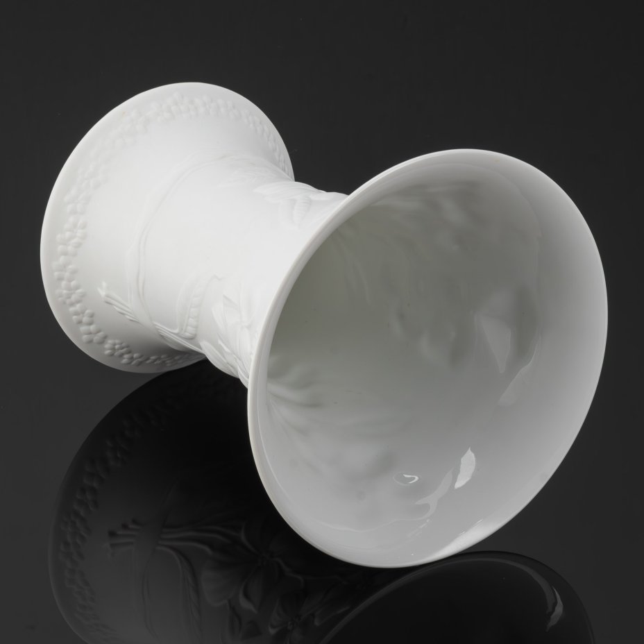 Ваза белого цвета, украшенная рельефным цветочным декором, дизайнер Manfred Frey, фарфор, Alka-Kunst Alboth & Kaiser Bavaria, Германия, 1990-2001 гг.