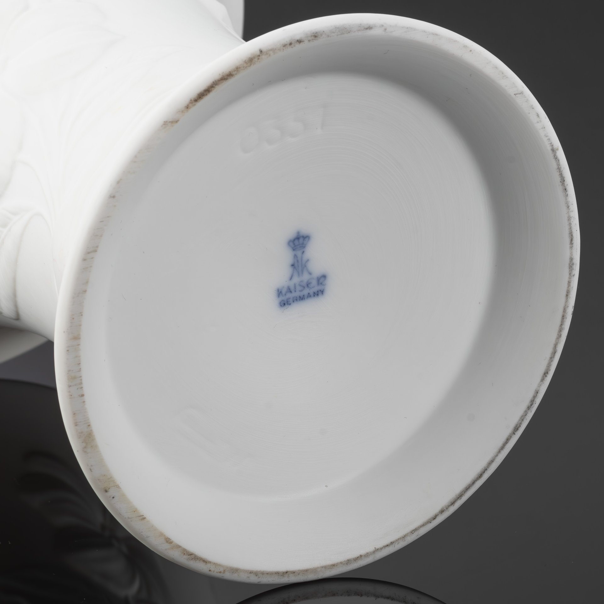 Ваза белого цвета, украшенная рельефным цветочным декором, дизайнер Manfred Frey, фарфор, Alka-Kunst Alboth & Kaiser Bavaria, Германия, 1990-2001 гг.