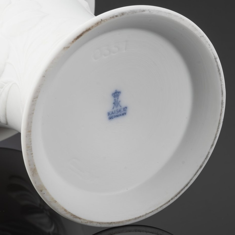 Ваза белого цвета, украшенная рельефным цветочным декором, дизайнер Manfred Frey, фарфор, Alka-Kunst Alboth & Kaiser Bavaria, Германия, 1990-2001 гг.