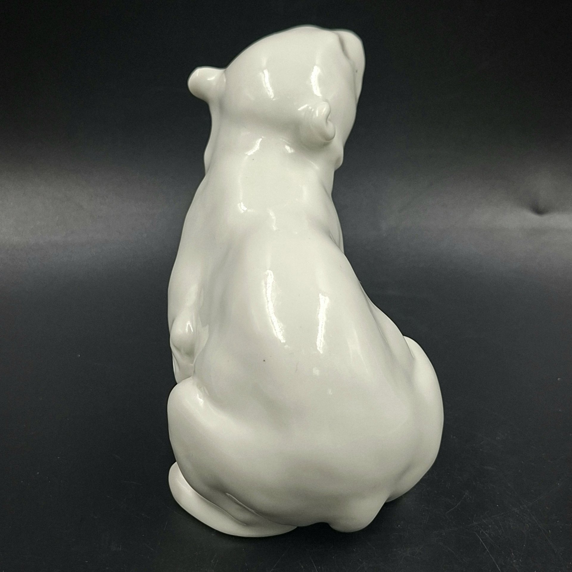 Статуэтка "Белый медведь", автор Б.Я. Воробьев, фарфор, роспись, Ленинградский фарфоровый завод (ЛФЗ), Россия, 1970-1990 гг.
