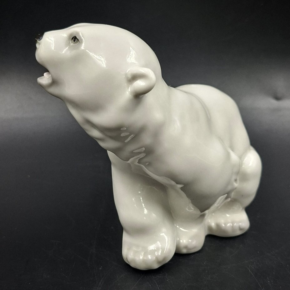 Статуэтка "Белый медведь", автор Б.Я. Воробьев, фарфор, роспись, Ленинградский фарфоровый завод (ЛФЗ), Россия, 1970-1990 гг.