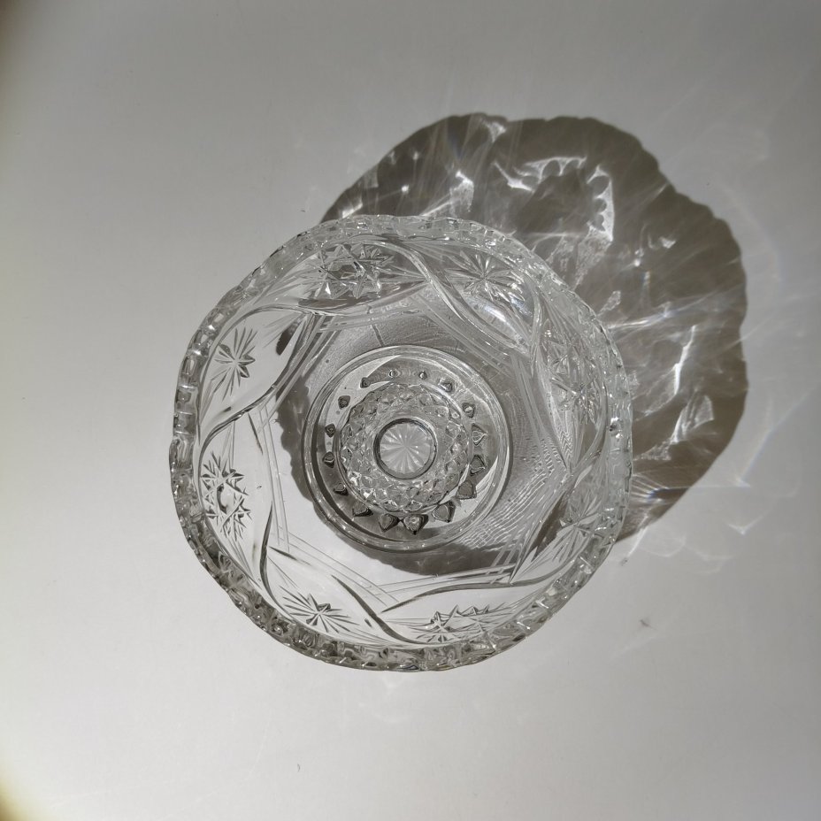 Конфетница на ножке с резным декором