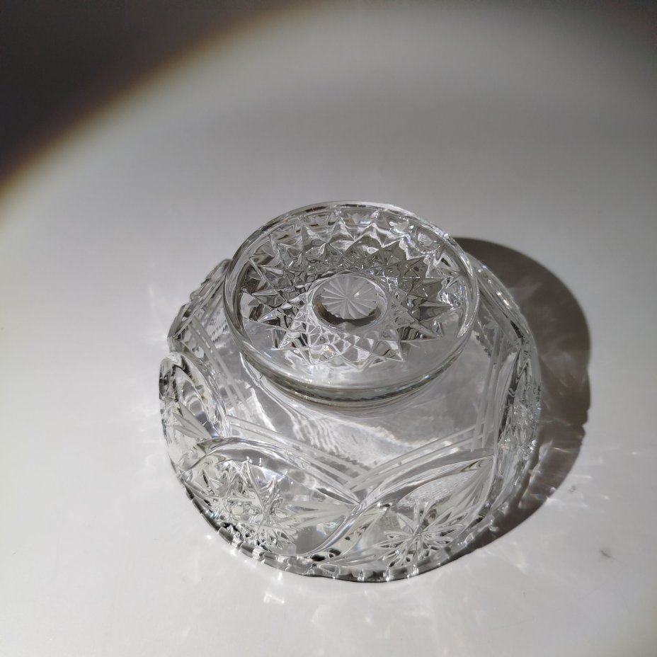 Конфетница на ножке с резным декором