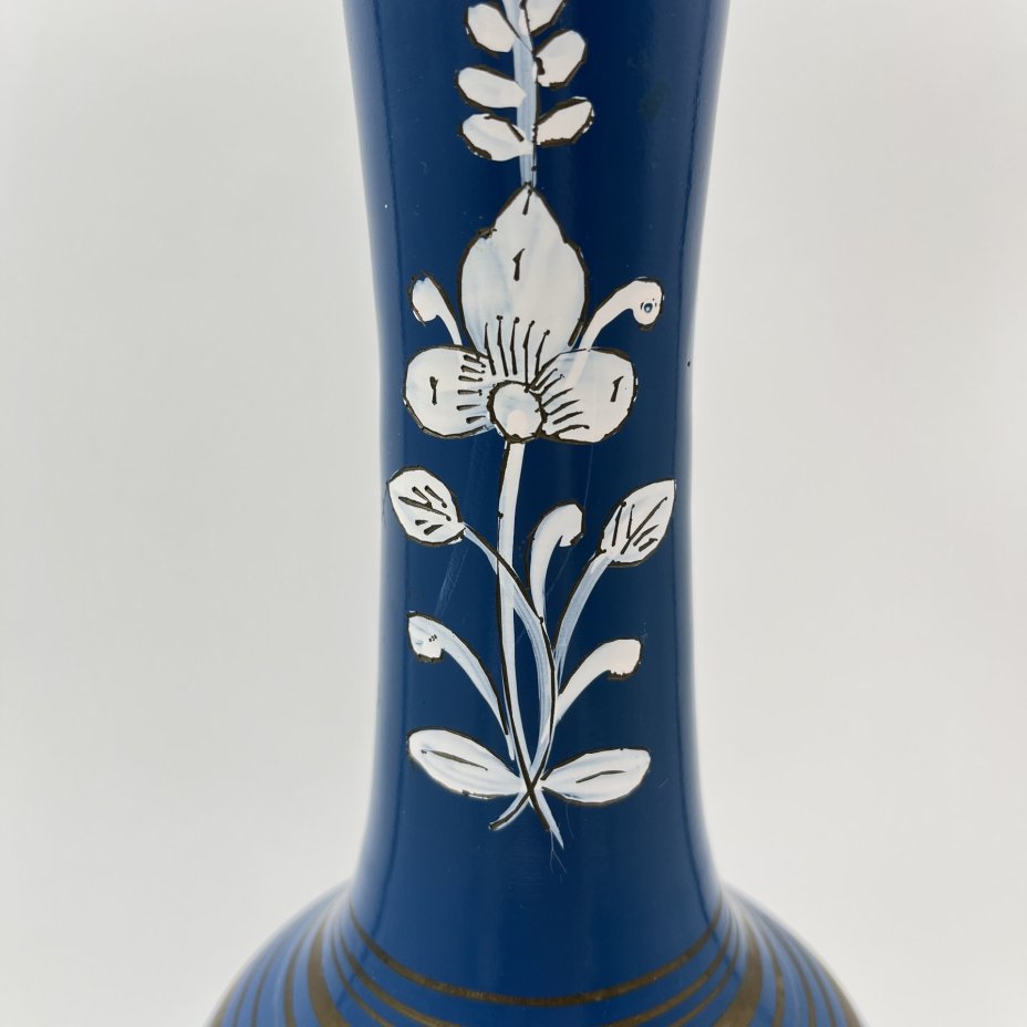 Ваза в восточном стиле, украшенная цветочным декором