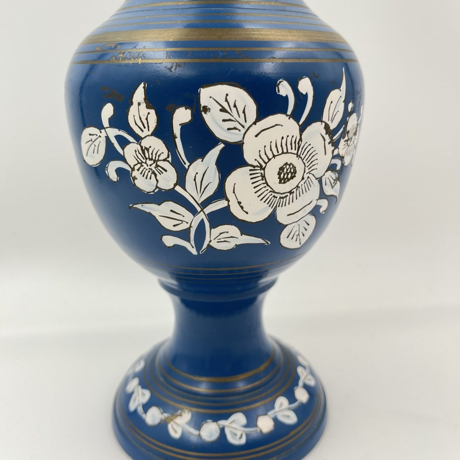 Ваза в восточном стиле, украшенная цветочным декором