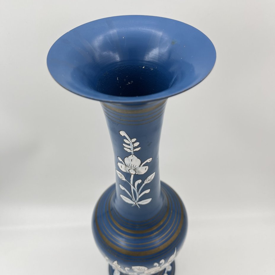 Ваза в восточном стиле, украшенная цветочным декором