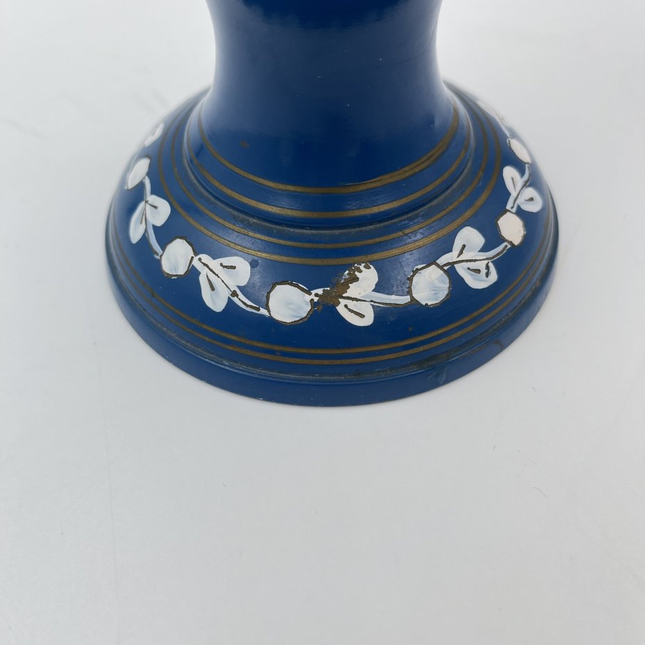 Ваза в восточном стиле, украшенная цветочным декором