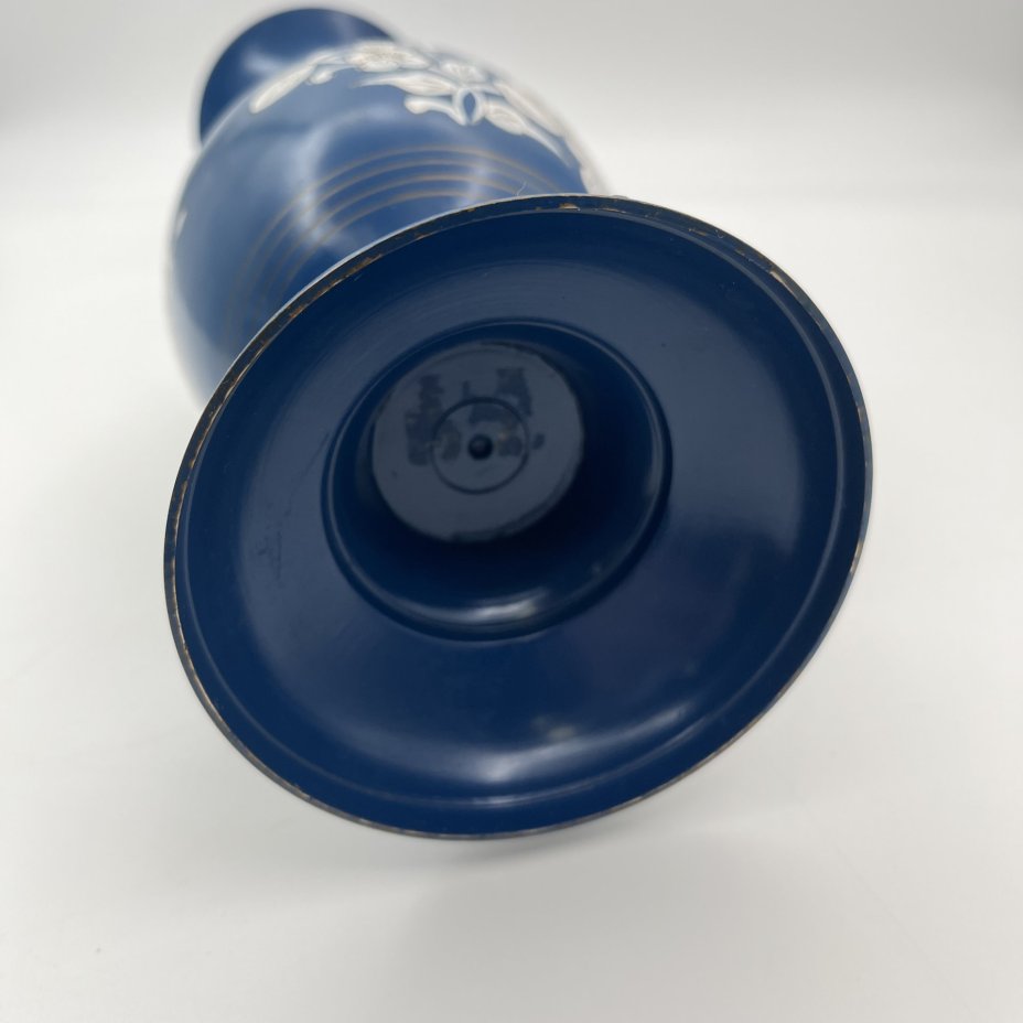 Ваза в восточном стиле, украшенная цветочным декором